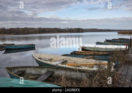 Messing About in barche... Moore accanto al lungomare Foto Stock