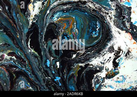 Verde e nero marmorizzazione pattern. Golden polvere di marmo texture liquida Foto Stock