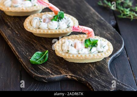 Tortine con il piccante di ricotta e gamberi. Semplice e facile snack. Bellissimo e confortevole il cibo. Foto Stock