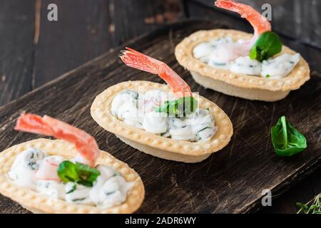 Tortine con il piccante di ricotta e gamberi. Semplice e facile snack. Bellissimo e confortevole il cibo. Foto Stock