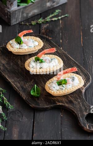 Tortine con il piccante di ricotta e gamberi. Semplice e facile snack. Bellissimo e confortevole il cibo. Foto Stock