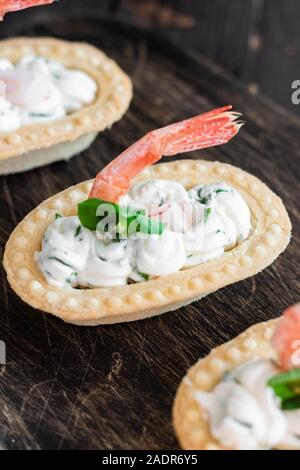 Tortine con il piccante di ricotta e gamberi. Semplice e facile snack. Bellissimo e confortevole il cibo. Foto Stock