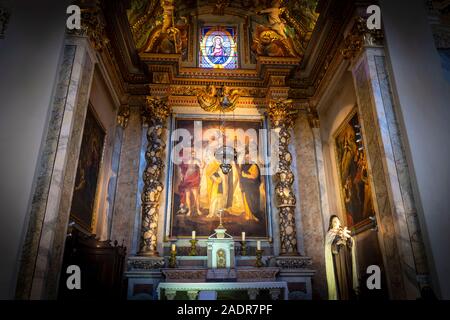 Una finestra di vetro colorato con un santo al di sopra di uno dei dieci cappelle interne all'interno barocco Sainte Reparate Duomo, la Cattedrale di Nizza, Fra Foto Stock