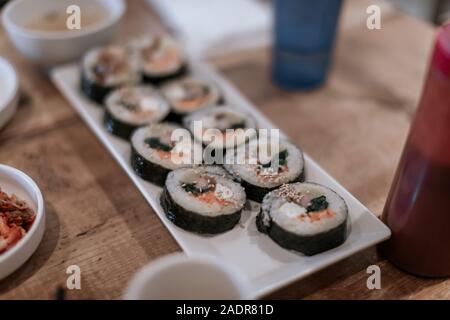 Rullo coreano Gimbap(kimbob) realizzato da il riso bianco cotto a vapore (BAP) e vari altri ingredienti Foto Stock