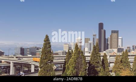 Seattle, Washington - Nov 27, 2019 : Downtown Seattle skyline vista dall'autostrada Foto Stock