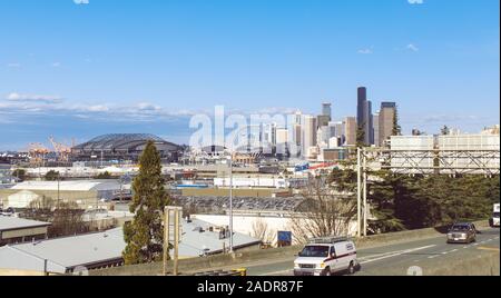 Seattle, Washington - Nov 27, 2019 : Downtown Seattle skyline vista dall'autostrada Foto Stock