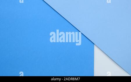 Carta multicolore diagonale di sfondo blu alla moda 2020 colore. Vista superiore, copia dello spazio. Foto Stock