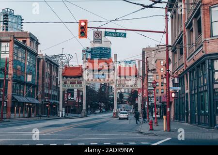 Vancouver, British Columbia - Dicembre 3, 2019 : Millennium Gate on Pender Street a Chinatown, città di Vancouver Foto Stock