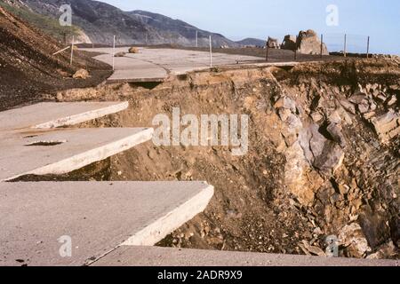 Archival 1983 vista della tempesta collassata sezione danneggiata del Pacific Coast Highway a nord di Malibu a Point Mugu in Ventura County, California. Foto Stock