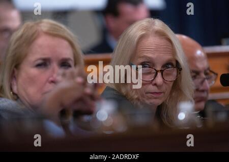 Rappresentante degli Stati Uniti Maria Gay Scanlon (Democratico della Pennsylvania) ascolta durante gli Stati Uniti Casa Comitato per il potere giudiziario audizione con il diritto costituzionale esperti Noah Feldman, dell'Università di Harvard, Pamela Karlan, dell'Università di Stanford, Michael Gerhardt, dell'Università della Carolina del Nord, e Jonathan Turley del George Washington University Law School su Capitol Hill a Washington DC, USA su Mercoledì, 4 dicembre 2019. Credito: Stefani Reynolds/CNP | Utilizzo di tutto il mondo Foto Stock