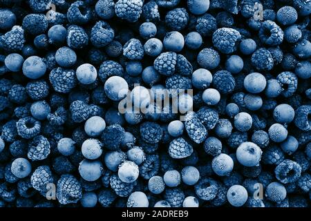 Frutti di bosco surgelati tonica nel classico colore blu, vista dall'alto. Close up. Foto Stock