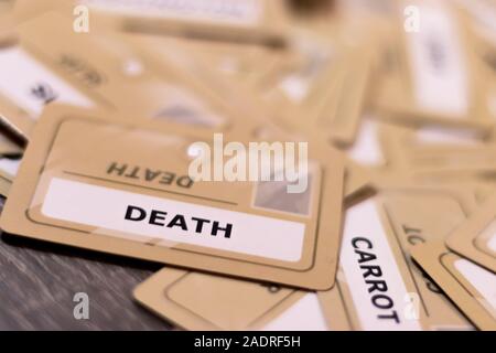 Morte word su un cartellino giallo, profondità di campo. Schede multiple visibili al di fuori della messa a fuoco. Concetto di morte,passando lontano, al termine del ciclo di vita Foto Stock