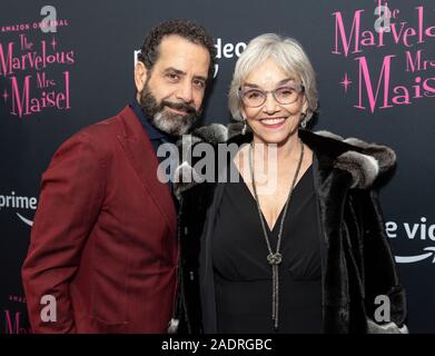 New York, NY - 3 Dicembre 2019: Tony Shalhoub e Brooke Adams frequentare la meravigliosa signora Maisel stagione 3 spettacolo TV premiere al MoMA Foto Stock