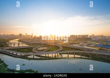 Città di interscambio autostradale a Shanghai il traffico delle ore di punta Foto Stock