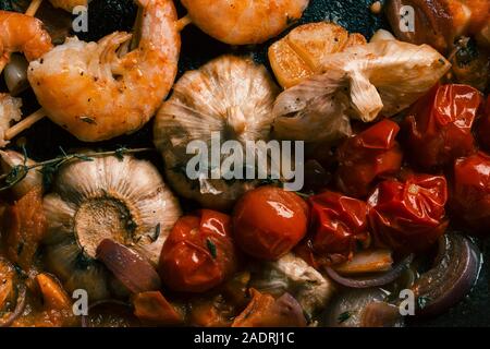 Chiudere fino a caldo di stufati di gamberi con verdure in padella Foto Stock