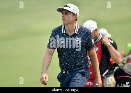 Sydney, Nuovo Galles del Sud, Australia. 5 dicembre 2019; la Australian Golf Club, Sydney, Nuovo Galles del Sud, Australia; PGA Tour Australasia, l'Australian Open di golf tournament giorno 1; Cameron Smith di Australia passeggiate in fairway sul foro 7 - Editoriale usare carte di credito: Azione Plus immagini di sport/Alamy Live News Foto Stock