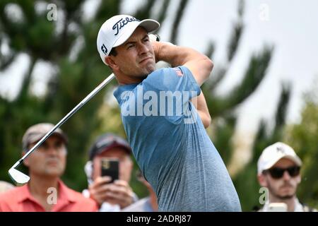 Sydney, Nuovo Galles del Sud, Australia. 5 dicembre 2019; la Australian Golf Club, Sydney, Nuovo Galles del Sud, Australia; PGA Tour Australasia, l'Australian Open di golf tournament giorno 1; Adam Scott di Australia guarda il suo tee-shot sul quarto foro - Editoriale usare carte di credito: Azione Plus immagini di sport/Alamy Live News Foto Stock
