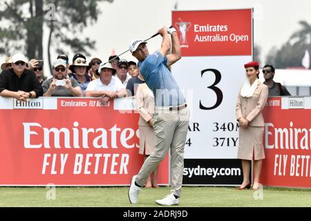 Sydney, Nuovo Galles del Sud, Australia. 5 dicembre 2019; la Australian Golf Club, Sydney, Nuovo Galles del Sud, Australia; PGA Tour Australasia, l'Australian Open di golf tournament giorno 1; Adam Scott di Australia guarda il suo tee-shot sul terzo foro - Editoriale usare carte di credito: Azione Plus immagini di sport/Alamy Live News Foto Stock