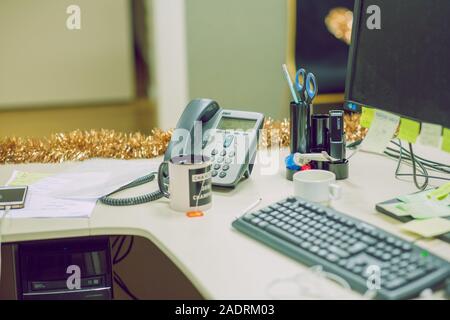 Città di Riga, Lettonia. In piedi sulla scrivania è un telefono IP di Cisco e articoli di cancelleria. 2.12.2019. Foto Stock