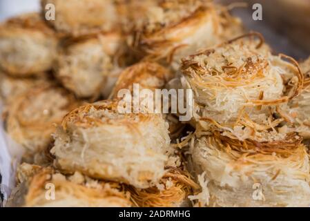 Nido di uccelli knafeh kunafa arabo Arab dolce con cibo a street market alimentare. Foto Stock