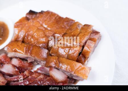 Nizza che serve di bbq ribs sul bordo di taglio Foto Stock