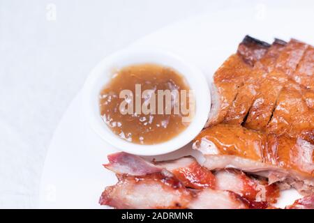 Nizza che serve di bbq ribs sul bordo di taglio Foto Stock