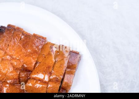 Nizza che serve di bbq ribs sul bordo di taglio Foto Stock