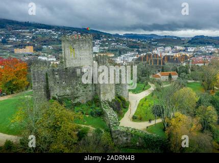Vista aerea di Guimaraes castello su delle sette meraviglie del Portogallo con drammatica sky Foto Stock