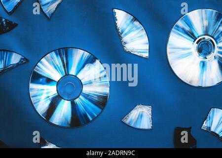 Vintage CD o disco DVD sfondo, vecchio cerchio dischi e treir parti utilizzate per la memorizzazione di dati, condividere musica e film. Foto Stock