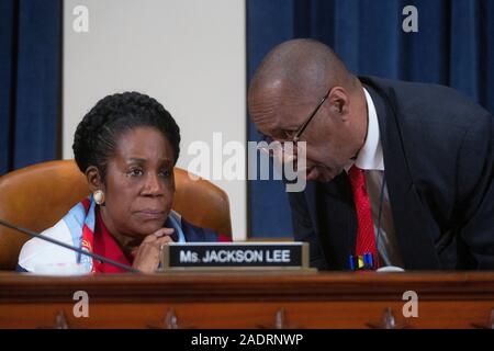 Rappresentante degli Stati Uniti Shiela Jackson Lee (Democratico del Texas) ascolta durante gli Stati Uniti Casa Comitato per il potere giudiziario audizione con il diritto costituzionale esperti Noah Feldman, dell'Università di Harvard, Pamela Karlan, dell'Università di Stanford, Michael Gerhardt, dell'Università della Carolina del Nord, e Jonathan Turley del George Washington University Law School su Capitol Hill a Washington DC, USA su Mercoledì, 4 dicembre 2019. Credito: Stefani Reynolds/CNP /MediaPunch Foto Stock