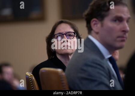 Diritto costituzionale esperti Noah Feldman, dell'Università di Harvard, Pamela Karlan, dell'Università di Stanford, guardare uno schermo di visualizzazione come testimoniano prima che gli Stati Uniti Casa Comitato per il potere giudiziario sul Campidoglio di Washington, DC, Stati Uniti Mercoledì, 4 dicembre 2019. Credito: Stefani Reynolds/CNP /MediaPunch Foto Stock