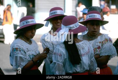 Un gruppo di giovani donne a Pagani annuale/cattolico "Fiesta de la Mama Negra" in Latacunga, Ecuador. Foto Stock