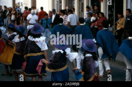 Ballerini sfilano per le strade a Pagani annuale/cattolico "Fiesta de la Mama Negra" in Latacunga, Ecuador. Foto Stock