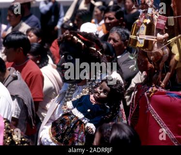 Mamá Negra tenendo il suo 'baby' presso i pagani annuale/cattolico "Fiesta de la Mama Negra" in Latacunga, Ecuador. Foto Stock