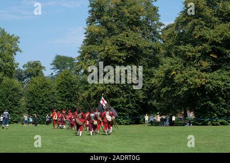 Le scene di battaglia in Gloucester Park durante la rievocazione della guerra civile inglese battaglia per Gloucester Foto Stock