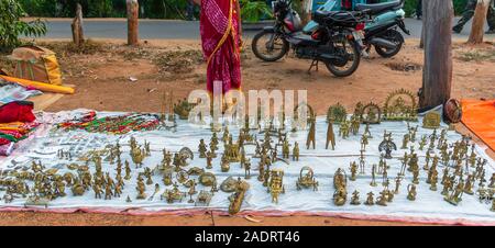 Dhokra (anche farro Dokra) prodotti di lavoro visualizzati nella mela per vendita a Shantiniketan,l'India. Foto Stock