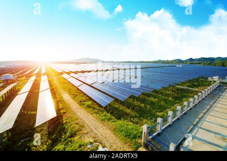 Pannelli fotovoltaici per le fonti di produzione elettrica, Navarra, Aragona, Spagna. Foto Stock