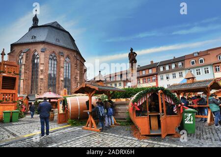 Tradizionale mercatino di Natale di fronte alla chiesa del Santo Spirito chiamato 'Heiliggeistkirche' in tedesco sulla piazza del mercato nel centro storico della città Foto Stock