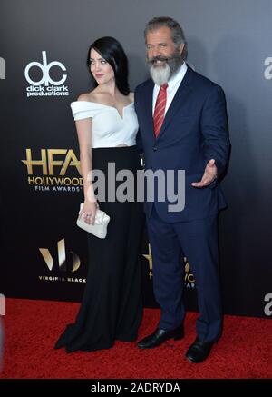 BEVERLY HILLS, CA. 6 Novembre 2016: attore/regista Mel Gibson & ragazza Rosalind Ross al 2016 Hollywood Film Awards presso il Beverly Hilton Hotel. © 2016 Paul Smith / Featureflash Foto Stock