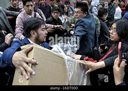 La Paz, La Paz, Bolivia. Xxi oct, 2019. Scontri a La Paz/Bolivia. Un tribunale elettorale dipendente è in fase di cattura per persone in strada mentre a tentativi di volare lontano con descovered onorate votazione caselle durante il conteggio votations giorni. I manifestanti hanno preso le strade della città in Bolivia dopo il conteggio dei voti in ottobre 2019 elezioni presidenziali scese in polemica circa una massiccia frode dall'Evo Morales partito MAS.Il paese della opposizione ha accusato il governo del Presidente Evo Morales di frode dopo il conteggio è stato misteriosamente sospesa per 24 ore durante il turno di votazioni Foto Stock