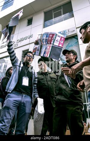 La Paz, La Paz, Bolivia. Xxi oct, 2019. Scontri a La Paz/Bolivia. Un tribunale elettorale dipendente sta cercando di spiegare alla gente e polizia perché onorate votazione caselle sono state catturate in strada durante il conteggio votations giorni. I manifestanti hanno preso le strade della città in Bolivia dopo il conteggio dei voti in ottobre 2019 elezioni presidenziali scese in polemica circa una massiccia frode dall'Evo Morales partito MAS.Il paese della opposizione ha accusato il governo del Presidente Evo Morales di frode dopo il conteggio è stato misteriosamente sospesa per 24 ore durante le votazioni countin Foto Stock