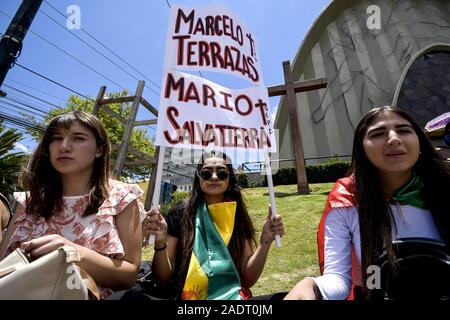 La Paz, La Paz, Bolivia. 1 Nov, 2019. Scontri a La Paz/Bolivia. I giovani manifestanti opposizione secondo la rivendicazione per due persone morte da por Morales persone in Santa Cruz. Scontri tra pro e anti Evo Morales dimostranti durante le elezioni presidenziali contando i giorni. I manifestanti hanno preso le strade della città in Bolivia dopo il conteggio dei voti in ottobre 2019 elezioni presidenziali scese in polemica circa una massiccia frode dall'Evo Morales partito MAS.Il paese della opposizione ha accusato il governo del Presidente Evo Morales di frode dopo il conteggio è stato misteriosamente sospeso per 2 Foto Stock