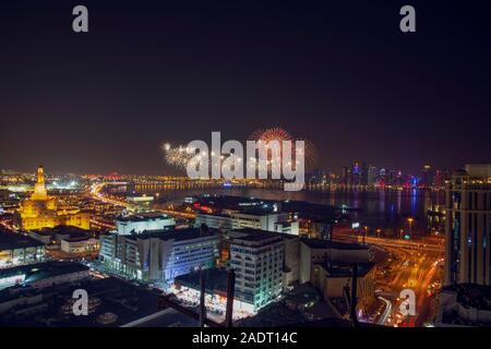 Fuochi d'artificio del Qatar giornata nazionale a Doha. Foto Stock