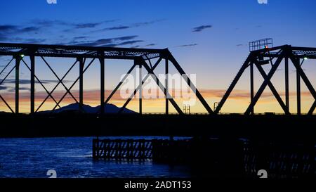 Il vecchio ponte sul fiume su California Highway 4 (CA-4) vicino Discovery Bay in California Delta. Storico swing di travatura reticolare ponte costruito nel 1915. Foto Stock