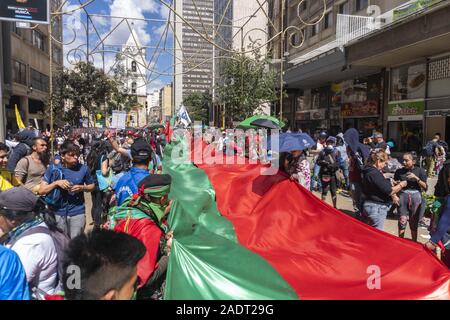 4 dicembre 2019: profondità indigeni del Cauca nel terzo sciopero nazionale nella città di Bogotà. Credito: Daniel Garzon Herazo/ZUMA filo/Alamy Live News Foto Stock