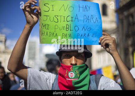 Bogotà, Colombia. 4 dicembre 2019: profondità indigeni del Cauca nel terzo sciopero nazionale nella città di Bogotà. Credito: Daniel Garzon Herazo/ZUMA filo/Alamy Live News Foto Stock