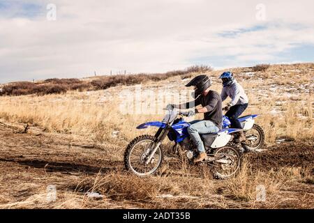 Due giovani uomini dirt bike nelle colline in Colorado Foto Stock