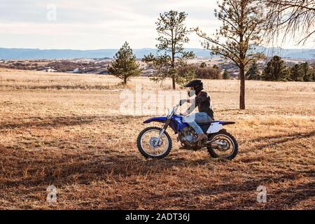 Giovane uomo dirt bike nelle colline in Colorado Foto Stock