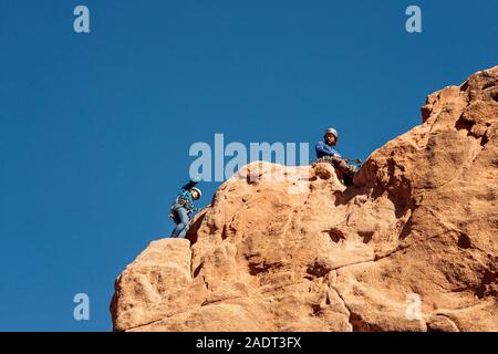Due arrampicatori al Giardino degli Dei in Colorado Foto Stock