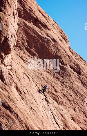 Maschio di rocciatore sulla roccia di fronte al Giardino degli Dei in Colorado Foto Stock